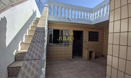 Casa à Venda em Mongaguá com 3 Suítes, 3 Salas e Vaga Fixa 