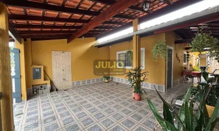 Casa à Venda no Bairro Loty em Itanhaém, a 600m da Praia, com 2 Dormitórios e Churrasqueira