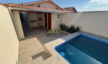 Casa com Piscina e Churrasqueira à Venda em Mongaguá – 2 Quartos e 4 Garagens