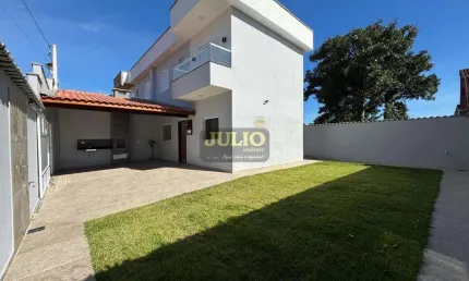 Comprar Sobrado em Mongaguá com 2 Suítes e Quintal - Imóvel Novo