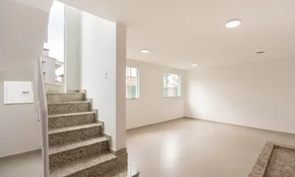 Sobrado triplex 3 quartos, sendo 2 suítes, com laminado e garagem.