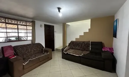 Casa em condomínio- bairro alto com 03 quartos. excelente localização.