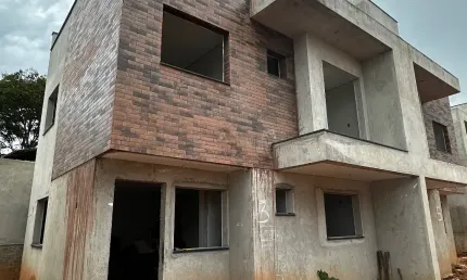 Sobrado Tríplex em Condomínio com Excelente Acabamento
