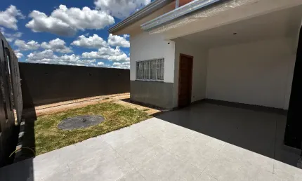 Casa Térrea com Lindo Acabamento e Espaço de Garagem Amplo