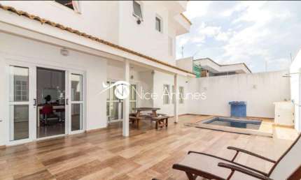 Casa à venda, com 4 dormitórios, 6 wcs, 4 suítes, 3 salas e 4 vagas  Horto Floresta- Rua Fechada !!!