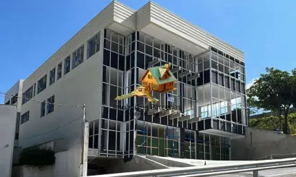 Prédio Comercial de esquina com lojas e salas para locação Portal dos Ipês!