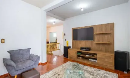 Casa em Almirante Tamandaré com 2 pisos, 218,00m², divisa com Santa Felicidade