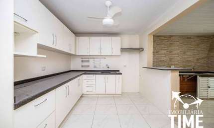Sobrado  à venda no Santa Cândida – 3 Quartos, suíte com banheira e closet e jardim de inverno