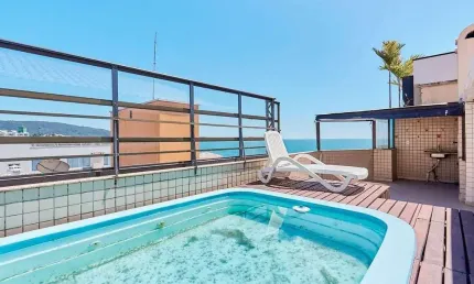 Apartamento de cobertura com vista mar, 04 dormitórios na praia do centro de Bombinhas