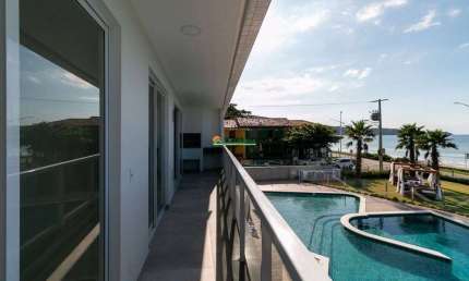 Apartamento beira mar com 02 suítes e 02 garagens na Praia de Bombinhas