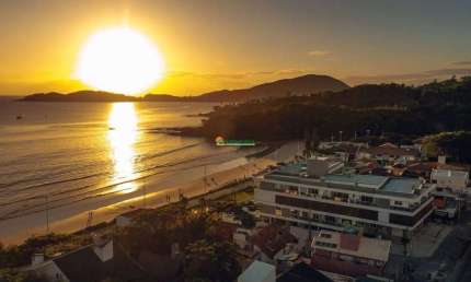 Apartamento frente mar com 02 suítes e 02 garagens na Praia de Bombas