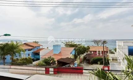 Apartamento com 03 dormitórios, sendo 01 suíte, no centro de Bombinhas.