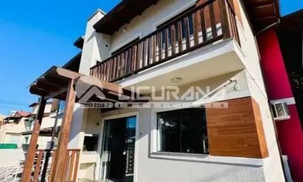 Excelente residencial para investimento no centro da praia de Bombinhas/SC - Localização central, bem no coração da praia, à 350 mts da areia do mar.