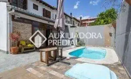 Casa com 3 quartos à venda na Rua Criciúma, 345, Guarujá, Porto Alegre, 147 m2 por R$ 570.000