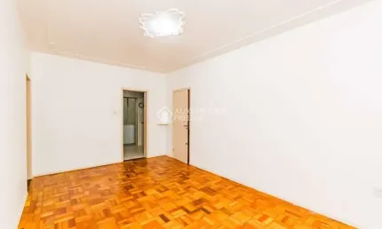Apartamento com 2 quartos para alugar na rua quintino bocaiúva, 325, rio branco, porto alegre, 49 m2 por r$ 2.000
