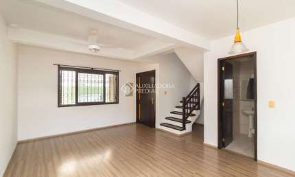 Casa em condomínio fechado com 3 quartos para alugar na Avenida Engenheiro Ludolfo Boehl, 387, Teresópolis, Porto Alegre, 197 m2 por R$ 3.790