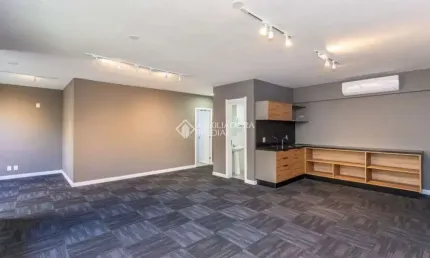Sala comercial para alugar na Avenida Wenceslau Escobar, 1823, Cristal, Porto Alegre, 54 m2 por R$ 2.900
