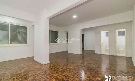 Sala comercial para alugar na Avenida Borges de Medeiros, 658, Centro Histórico, Porto Alegre, 109 m2 por R$ 2.964