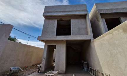 Casa com 2 quartos à venda na Rua Ana Sofia Ribeiro, 567, Sítio Cercado, Curitiba por R$ 500.000