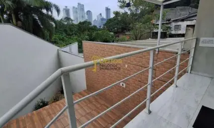 Sobrado 100% mobiliado e automatizado com 2 suítes e 2 vagas de garagem, por R$ 720.000,00 - Fazenda - Itajaí/SC