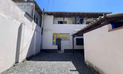 Terreno de  200m² com 3 casas, à venda no bairro Murta