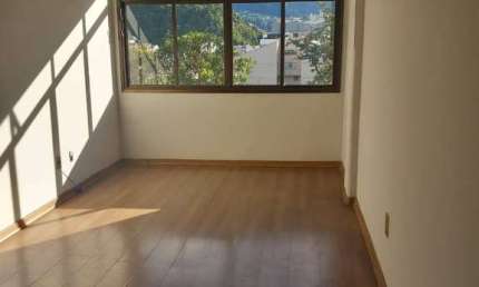 Vendo Apartamento no Centro com 2 Quartos mais Dependência Completa e ELevador