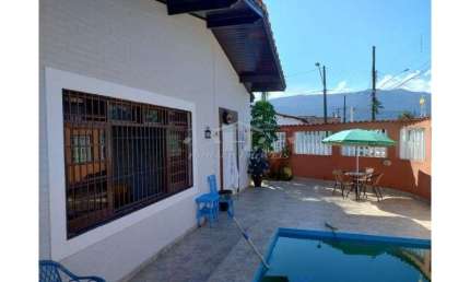 Casa 03 dormitórios, com Piscina , Bairro Caiçara , Próx. à Praia, Praia Grande SP.