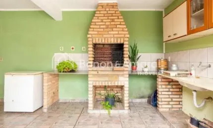 Casa com 3 Quartos e 2 banheiros à Venda, 143 m² por R$ 550.000