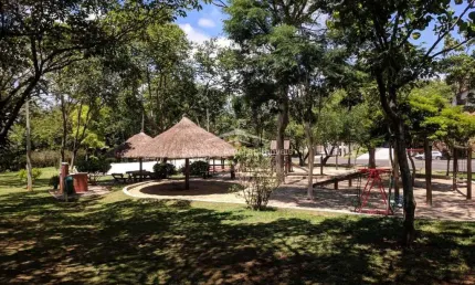 Belíssima casa em condomínio à venda, com 4 quartos, 452 m².