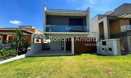 Casa à venda em condomínio fechado, com 4 suítes e piscina