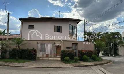 Casa estilo sobrado, com 3 quartos, 1 suíte, na Cidade Universitária em Campinas - SP