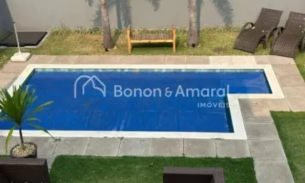 Maravilhosa casa à venda em condomínio, com 3 suítes, piscina e quintal amplo.