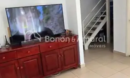 Charmoso sobrado em condomínio com energia solar e ambiente de vila
