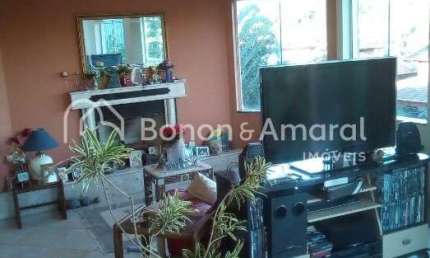 **Exclusiva Casa com 6 Quartos e Área de Lazer Completa em Condomínio de Alto Padrão**