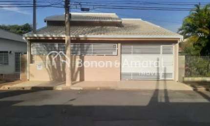 Casa de Alto Padrão com 3 Dormitórios, Espaço Gourmet e 4 Vagas de Garagem em Localização Privilegiada