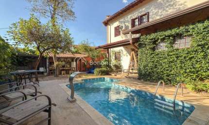 Sobrado à venda 290m², com piscina, na Cidade Universitária