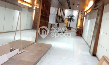 Prédio de três andares para venda no Centro com 800m²