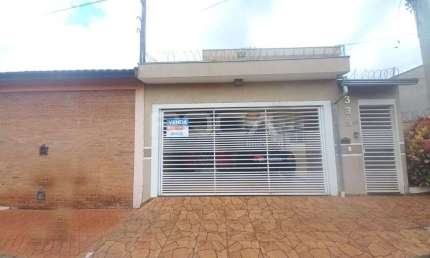 Sobrado de 3 dormitórios com suíte e espaço gourmet no Parque Fehr, São Carlos
