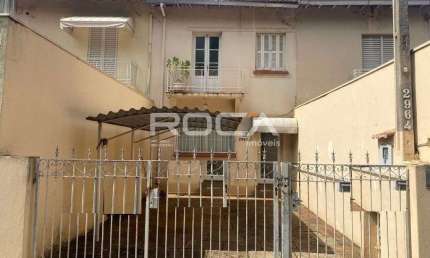 Casa à venda no CENTRO São Carlos. 3 dormitórios, 2 banheiros, 1 cozinha, 2 garagens, lavanderia, 2 salas.