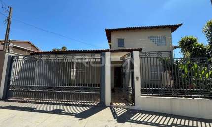 Casa Padrão com 3 dormitórios e ampla área de lazer em São Carlos