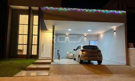 Casa de 3 dormitórios com suíte e armários no bairro Faixa Azul em São Carlos