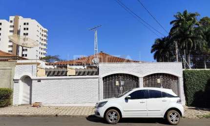 Linda casa de padrão para alugar no Parque Santa Mônica, São Carlos.