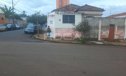 Casa padrão à venda no Centro de São Carlos com 2 dormitórios e garagem