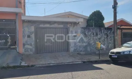 Charmosa Casa de 3 Dormitórios com Edícula e Casa para Caseiro no Jardim Bandeirantes, São Carlos