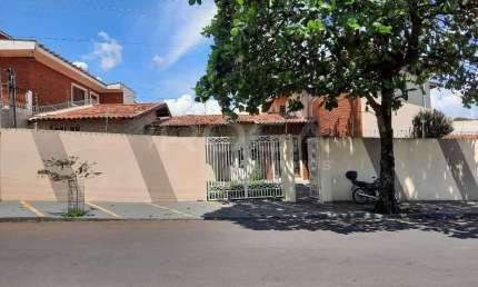 Sobrado à venda no Jardim Macarengo, São Carlos | 4 dormitórios, 8 garagens