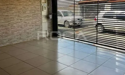 Casa à venda no Jardim Pacaembu, São Carlos: 2 dormitórios, 2 banheiros, 2 garagens!