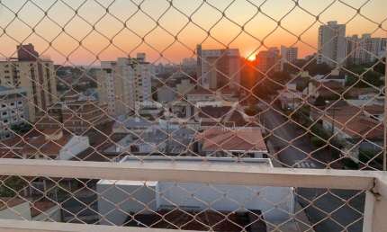 Apartamento à venda no CENTRO de São Carlos: 2 dormitórios, suíte, garagem coberta.