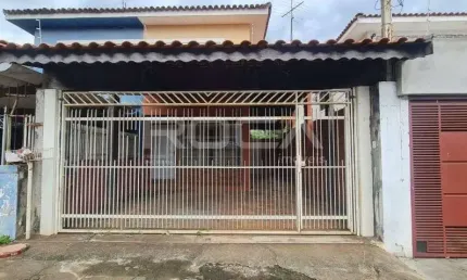 Casa de 3 dormitórios com churrasqueira e armários na Vila Brasília