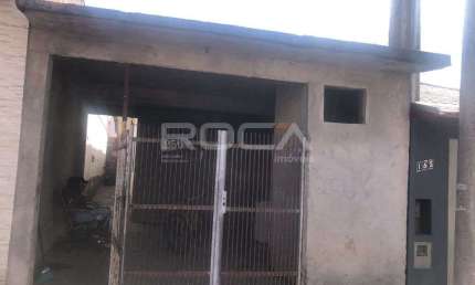 Espaçosa casa à venda no bairro Cidade Aracy, São Carlos
