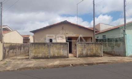 Casa padrão à venda na Vila Carmem - 3 dormitórios, 2 banheiros, 2 garagens